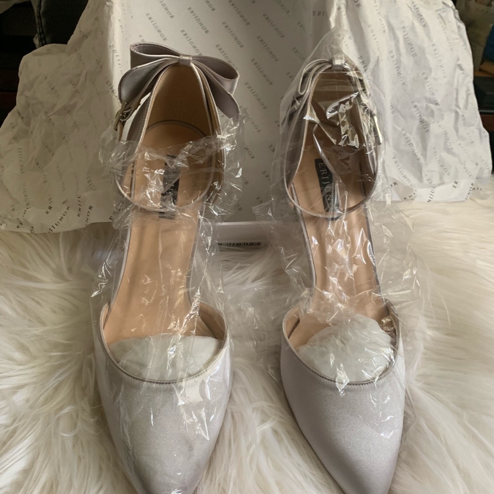 Silver satin shoes, with back bow.